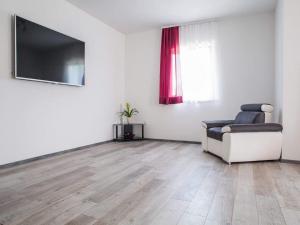 Televízia a/alebo spoločenská miestnosť v ubytovaní Holiday Home J&D 3 + 13 fotografií