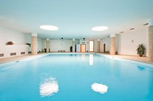 Bazén v ubytovaní Hotel Le Ginestre Family & Wellness alebo v jeho blízkosti