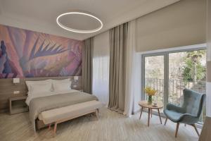 una camera con letto e sedia blu di Garden Resort a Gagra