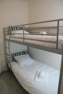 2 Etagenbetten mit Handtüchern auf einem Zimmer in der Unterkunft Sea Side in Ostende