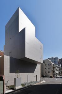 un edificio con una flecha blanca en su costado en 2269AZAVU, en Tokio