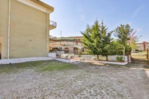 een lege parkeerplaats voor een gebouw bij Paolino Housing in Paestum