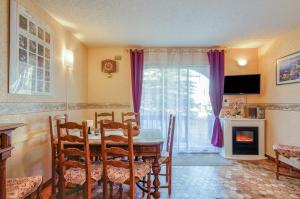 une salle à manger avec une table et une cheminée dans l'établissement Le Snow, à Saint-Léger-les-Mélèzes