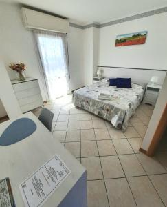 sypialnia z łóżkiem i stołem w obiekcie Villa Mayoti B&B w Manerba del Garda