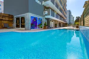 Bazén v ubytování Royalisa City Apart Hotel nebo v jeho okolí + 21 fotografií