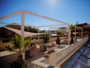 Elle offre une vue sur un balcon doté d'une piscine. dans l'établissement Van der Valk Hotel Barcarola, à Sant Feliu de Guíxols