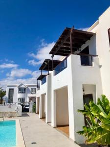 uma villa com uma piscina e uma casa em La Laguneta em Puerto del Carmen