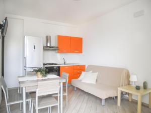 a kitchen and dining room with a table and a couch at Appartamento Itaca - Le vie di Omero in Torre dell'Orso +26 photos