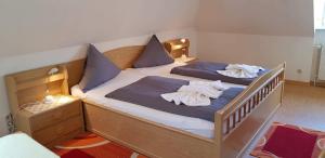 una camera con due letti e asciugamani di Ferienwohnung-Floppy-Hansi-OG-3 a Sankt Peter-Ording