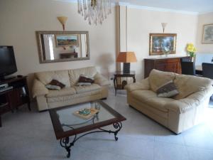 Una sala de estar con dos sofás y una mesa de café. en Villa Graziosa, en Quartu SantʼElena