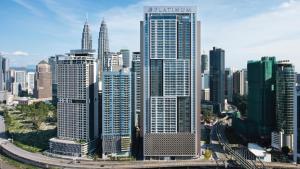 une vue aérienne sur une grande ville avec de grands bâtiments dans l'établissement The Platinum KLCC by iRent365, à Kuala Lumpur