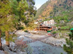 Banjār的住宿－ShivAdya Tirthan - Tirthan Valley，村庄旁的河上桥梁