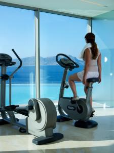 Das Fitnesscenter und/oder die Fitnesseinrichtungen in der Unterkunft Lindos Blu Luxury Hotel-Adults only