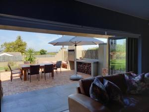 Patio nebo venkovní prostory v ubytování Modern spacious home in heart of Cape Winelands