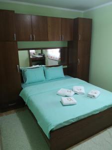- une chambre avec un grand lit et 2 serviettes dans l'établissement Clinic for Rehabilitation Vujan, à Čačak