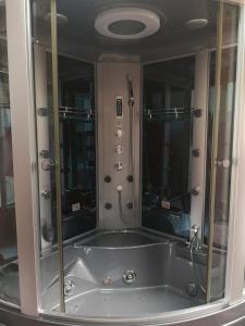 ein Badezimmer mit einer Dusche und einer Badewanne mit einem Waschbecken in der Unterkunft Clinic for Rehabilitation Vujan in Čačak