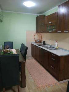 Clinic for Rehabilitation Vujan的厨房或小厨房