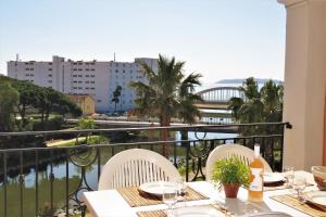 einen Tisch mit Stühlen und Blick auf das Wasser in der Unterkunft Port Marine in Sainte-Maxime