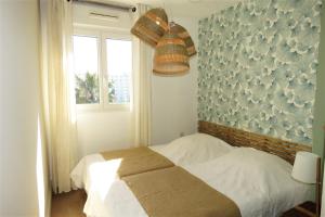 ein Schlafzimmer mit einem Bett und einem Fenster in der Unterkunft Port Marine in Sainte-Maxime + 7 Fotos