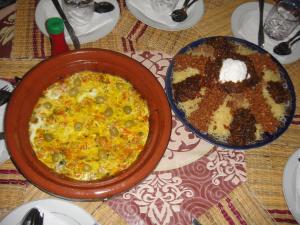 una mesa con un plato de comida y un plato de panqueques en Maison d'Hôtes le Ciel Bleu, en Tinerhir