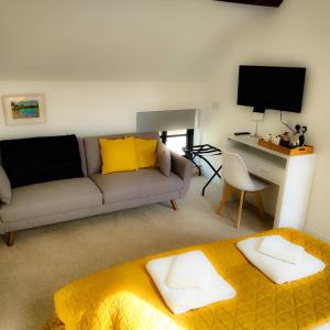 a living room with a couch and a desk at White Horse Inn in Chester