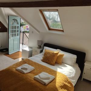 a bedroom with a bed with two towels on it at White Horse Inn in Chester