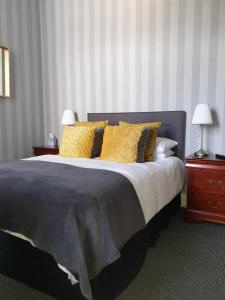 Un ou plusieurs lits dans un hébergement de l'établissement The Meadowsweet Hotel & self catering Apartments
