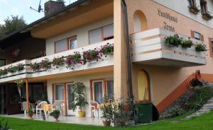 ein Gebäude mit Blumen auf der Seite in der Unterkunft Landhaus Irma in Bad Füssing