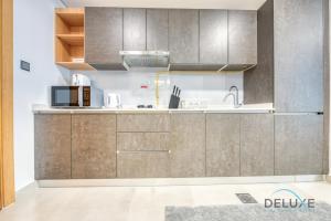 ครัวหรือมุมครัวของ Urban Studio in Pantheon Elysee JVC by Deluxe Holiday Homes