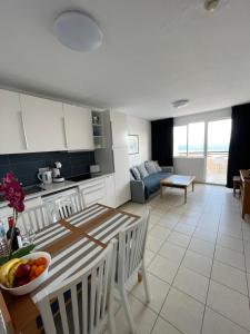 kuchnia i salon ze stołem i krzesłami w obiekcie Apartamento Faro w mieście Morro del Jable