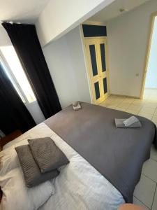 um quarto com uma cama grande com duas almofadas em Apartamento Faro em Morro del Jable