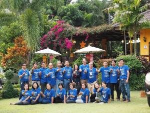 Un groupe de personnes en chemises bleues posant une photo dans l'établissement Papai Country Lodge SHA, à Ban Mae Pong