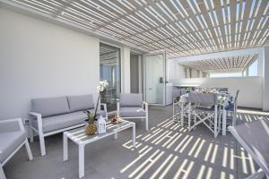 A seating area at Jacuzzi Holiday Homes by LoveSud