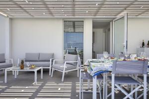 A seating area at Jacuzzi Holiday Homes by LoveSud