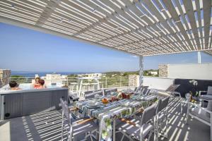 A balcony or terrace at Jacuzzi Holiday Homes by LoveSud