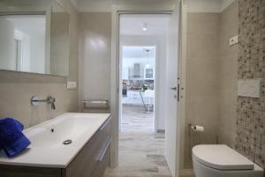A bathroom at Jacuzzi Holiday Homes by LoveSud