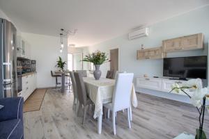 A kitchen or kitchenette at Jacuzzi Holiday Homes by LoveSud
