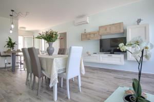 A television and/or entertainment centre at Jacuzzi Holiday Homes by LoveSud