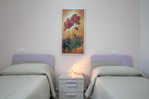 A bed or beds in a room at Jacuzzi Holiday Homes by LoveSud