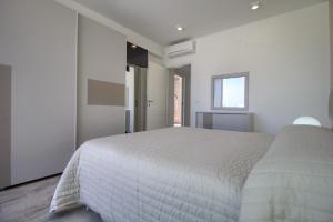 A bed or beds in a room at Jacuzzi Holiday Homes by LoveSud