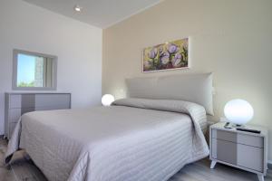 A bed or beds in a room at Jacuzzi Holiday Homes by LoveSud