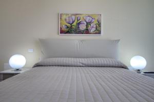 A bed or beds in a room at Jacuzzi Holiday Homes by LoveSud
