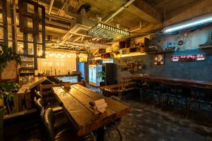 - une salle à manger avec une table et des chaises en bois dans l'établissement New Jeju Hotel, à Jeju