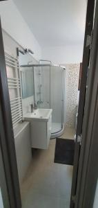 Ett badrum på VD Apartament