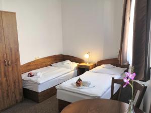 Posteľ alebo postele v izbe v ubytovaní Hotel U Brány