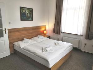Posteľ alebo postele v izbe v ubytovaní Hotel U Brány