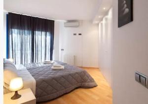 Postel nebo postele na pokoji v ubytování Lucas House Apartments by Sitges Group