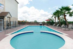 Swimming pool sa o malapit sa Microtel Inn and Suites Eagle Pass