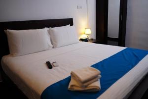 Un pat sau paturi într-o cameră la Village Hotel Northern Point