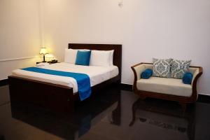 Un pat sau paturi într-o cameră la Village Hotel Northern Point